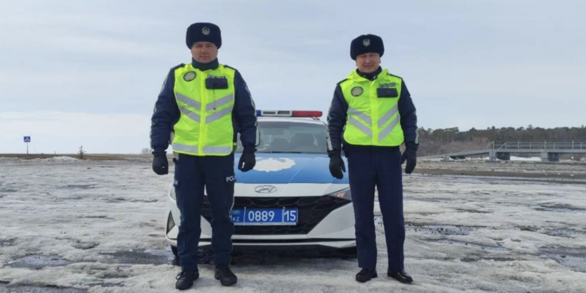 Казахстанские полицейские помогли семье, застрявшей на трассе в СКО