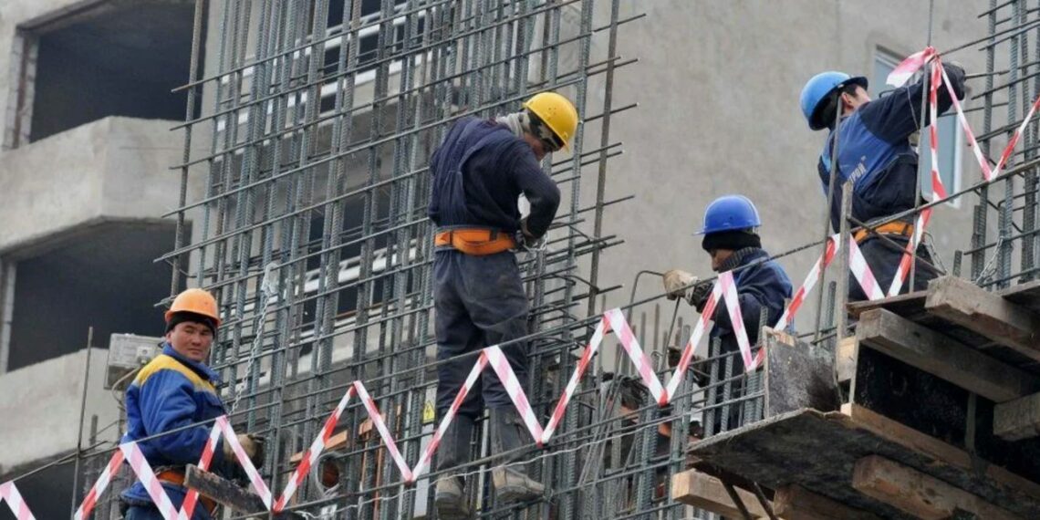 В Мангистауской области принудительно снесли 5 строительных объектов