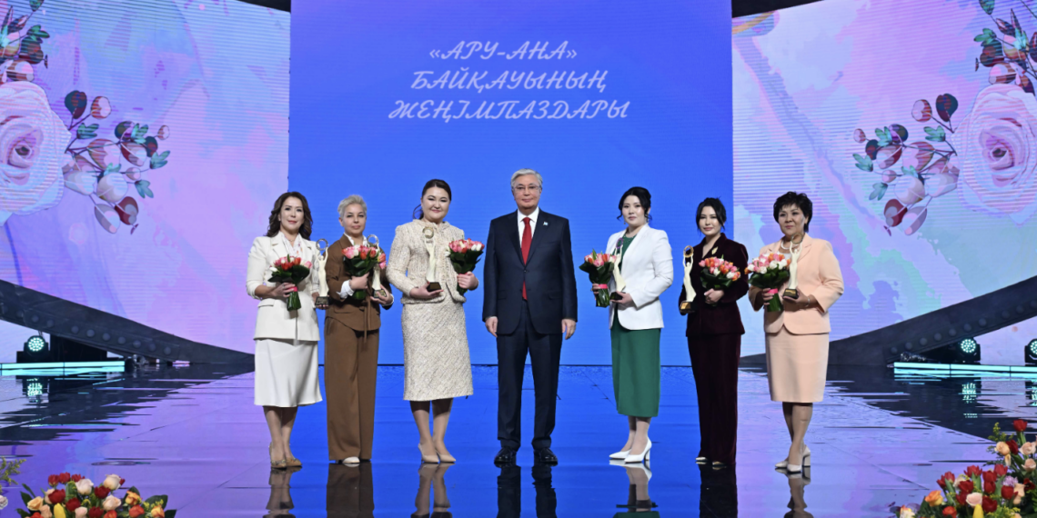 Токаев принял участие в торжественном мероприятии, приуроченном к Международному женскому дню