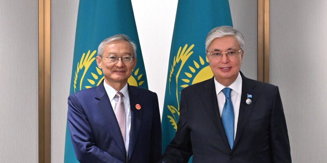 Глава государства встретился с Генсеком ШОС Чжан Мином