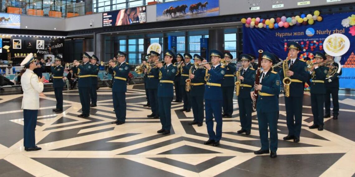 Военные музыканта выступили на многолюдных площадках Астаны