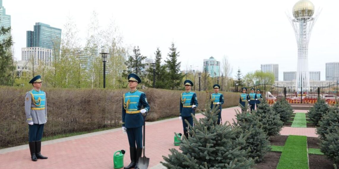 Главы оборонных ведомств ШОС высадили деревья у здания Минобороны Казахстана