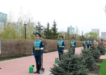 Главы оборонных ведомств ШОС высадили деревья у здания Минобороны Казахстана