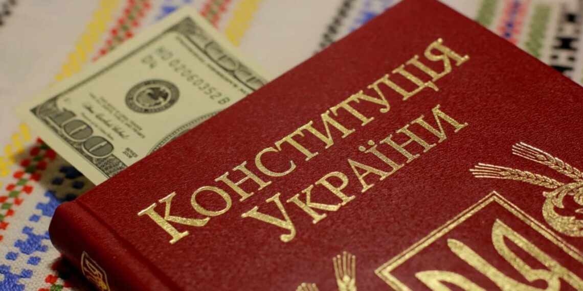 Более половины опрошенных украинцев считают коррупцию во власти ключевой угрозой для страны