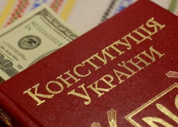 Более половины опрошенных украинцев считают коррупцию во власти ключевой угрозой для страны