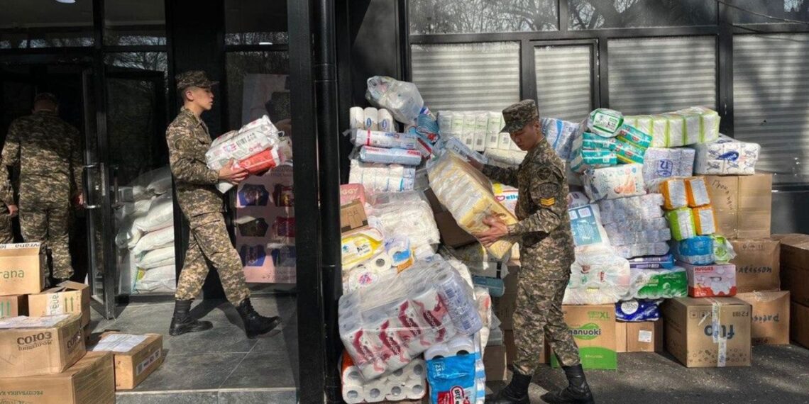 В Алматы курсанты военного вуза помогли погрузить 10 тонн гуманитарной помощи