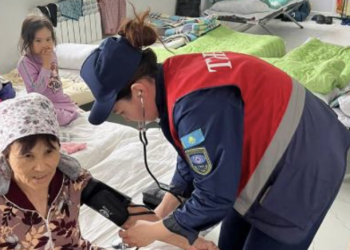 Пострадавшие от последствий паводков граждане получают необходимую медицинскую помощь