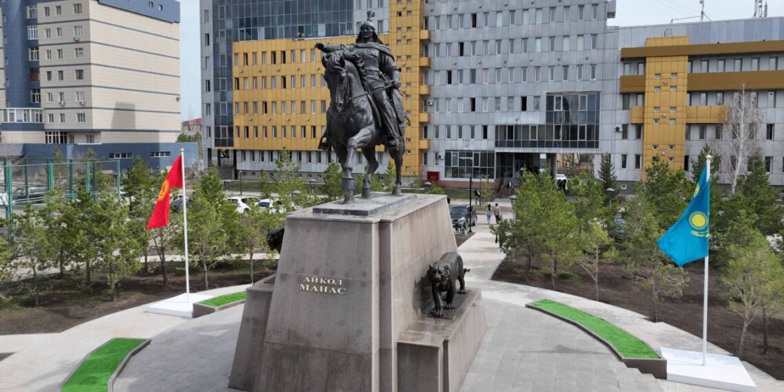 Токаев и Жапаров приняли участие в церемонии открытия памятника Айкол Манасу