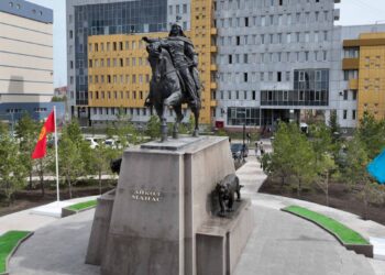 Токаев и Жапаров приняли участие в церемонии открытия памятника Айкол Манасу