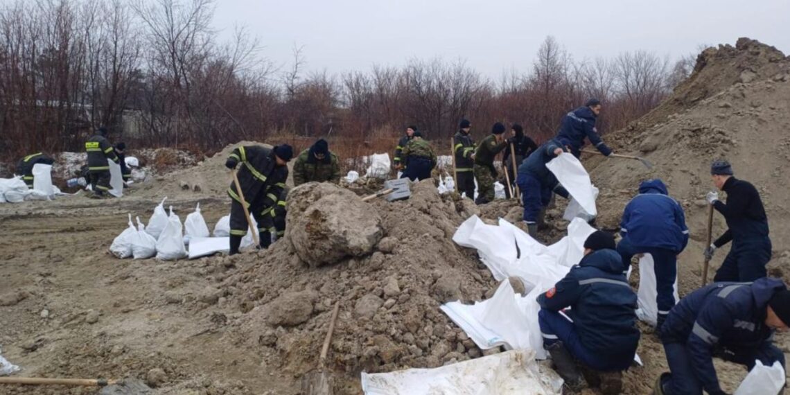 Павлодарские спасатели принимают участие в противопаводковых мероприятиях в СКО