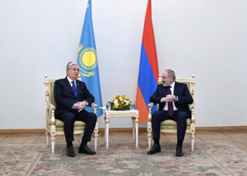 Токаев провел переговоры с Премьер-министром Армении в узком составе