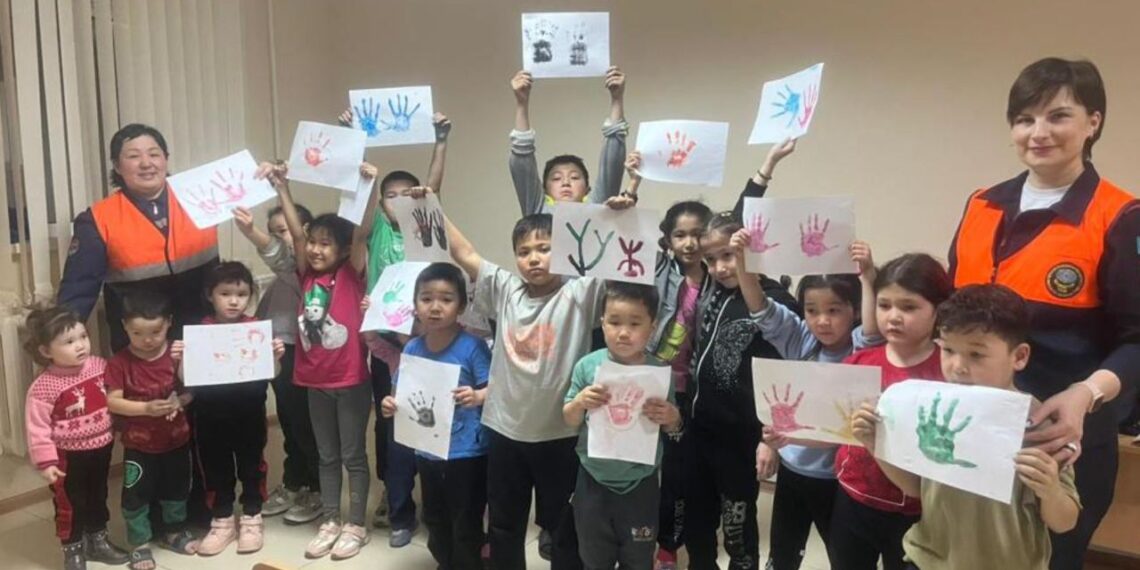 Психологи МЧС Казахстана ведут в пунктах временного пребывания тренинги для детей