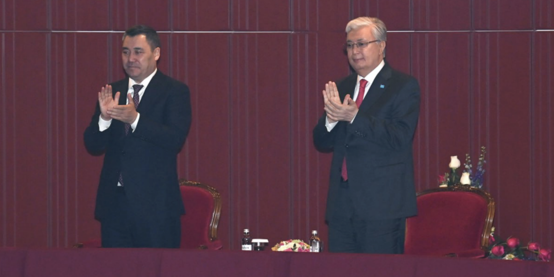 Токаев и Жапаров посетили гала-концерт мастеров искусств Казахстана и Кыргызстана