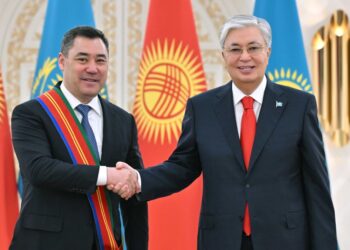 Глава государства наградил Президента Кыргызстана орденом «Достық» I степени