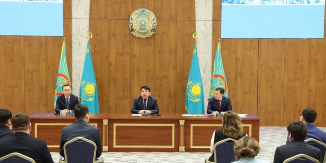 Министр просвещения Казахстана провел совещание с управлением образования Астаны