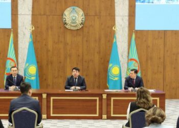 Министр просвещения Казахстана провел совещание с управлением образования Астаны