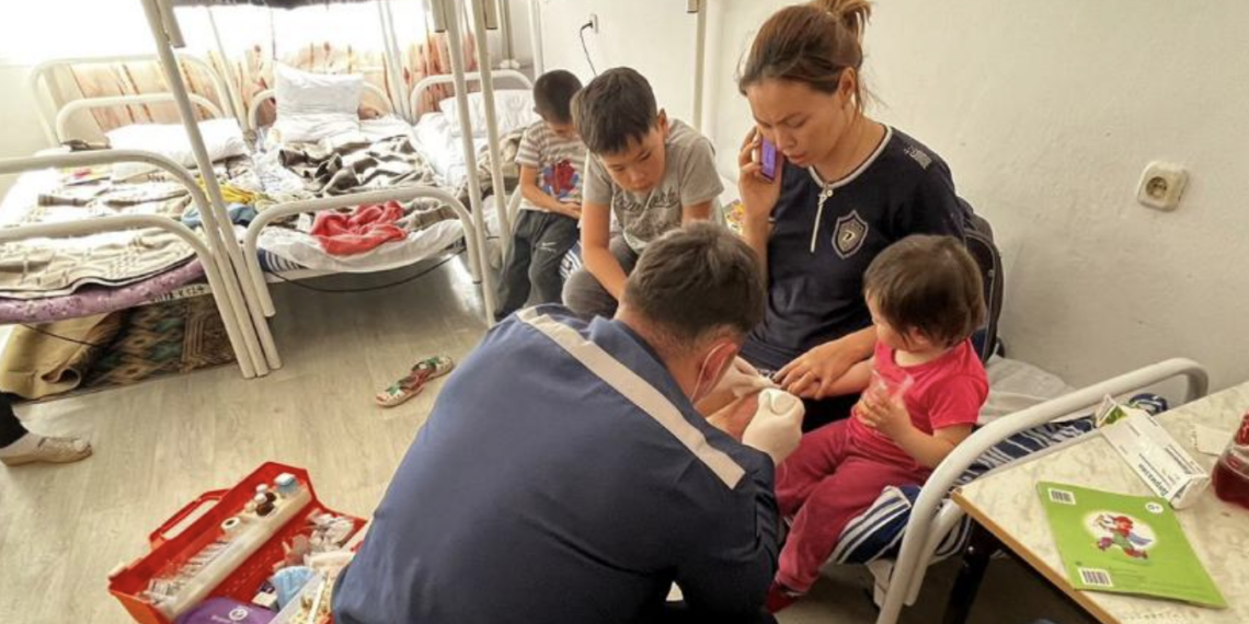 Медики Центра медицины катастроф продолжают оказывать помощь пострадавшим от паводков