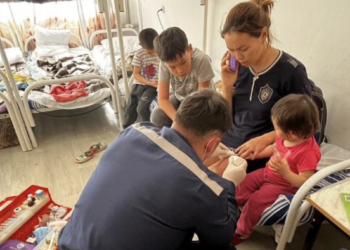 Медики Центра медицины катастроф продолжают оказывать помощь пострадавшим от паводков