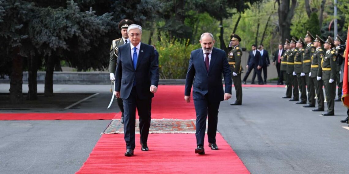 Глава государства прибыл с официальным визитом в Армению