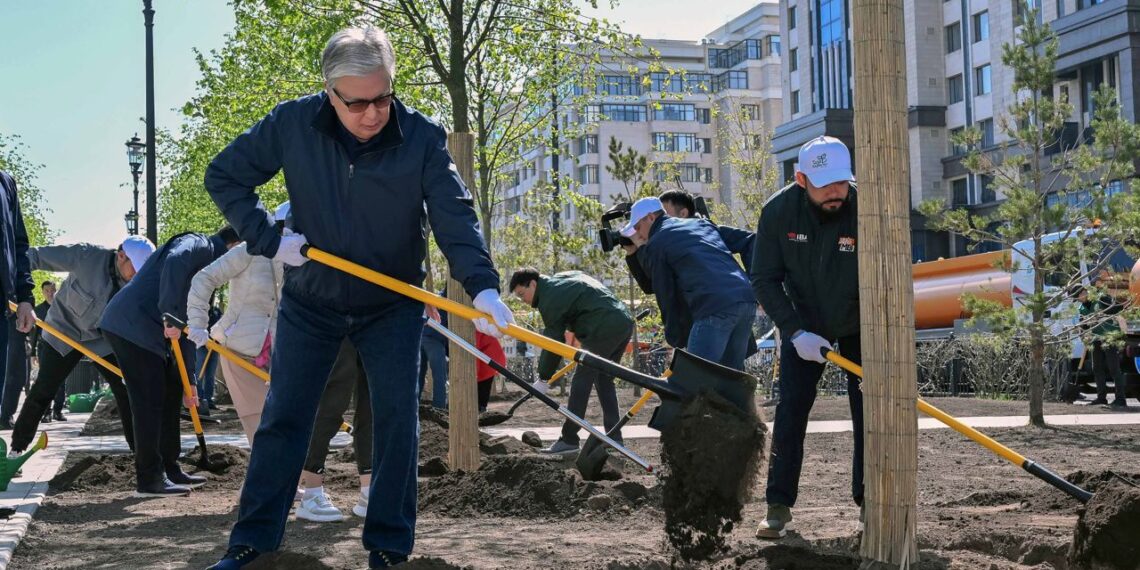 Глава государства принял участие в столичном субботнике