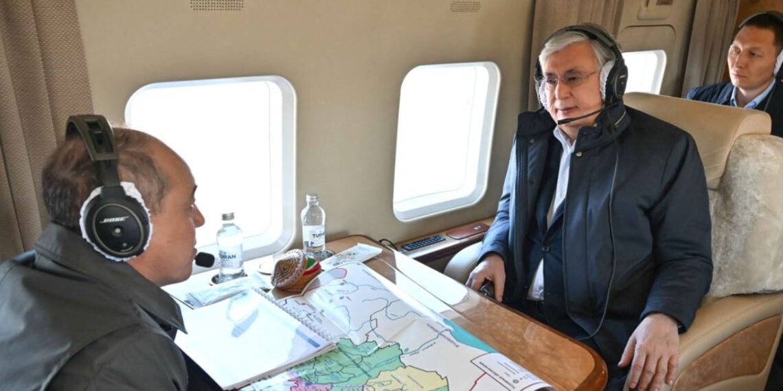 Касым-Жомарт Токаев совершил облет подтопленных территорий ЗКО