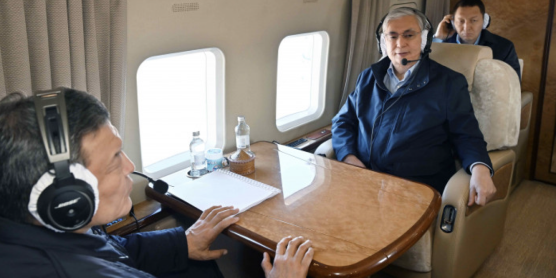 Касым-Жомарт Токаев совершил облет подтопленных территорий СКО