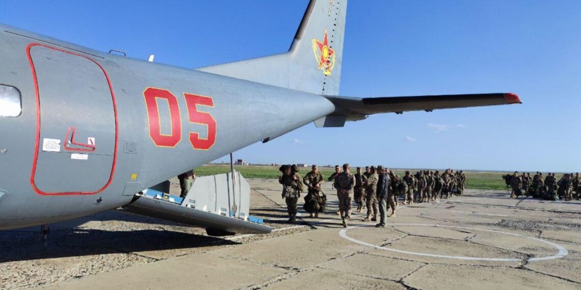 Казахстанские военнослужащие оказывают населению помощь в борьбе со стихией