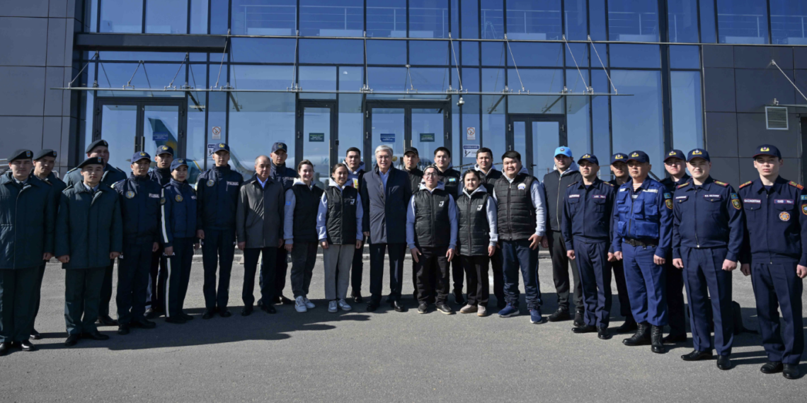 Токаев провел встречу с волонтерами и спасателями в ЗКО