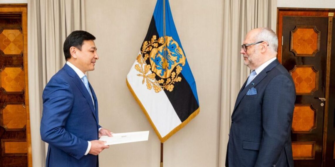 Посол Казахстана вручил Президенту Эстонии верительные грамоты