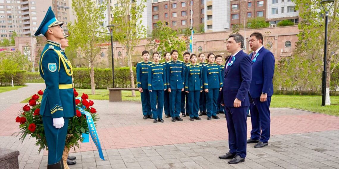 Олжас Бектенов возложил цветы к памятнику Халық Қаһарманы Рахымжану Кошкарбаеву