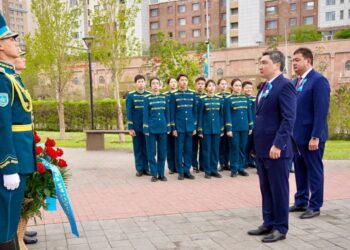 Олжас Бектенов возложил цветы к памятнику Халық Қаһарманы Рахымжану Кошкарбаеву