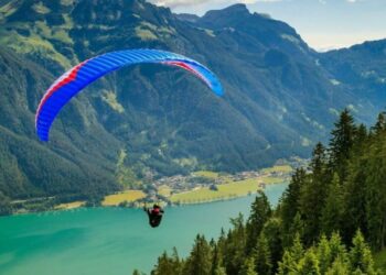 В горах Таджикистана разбился казахстанский парапланерист