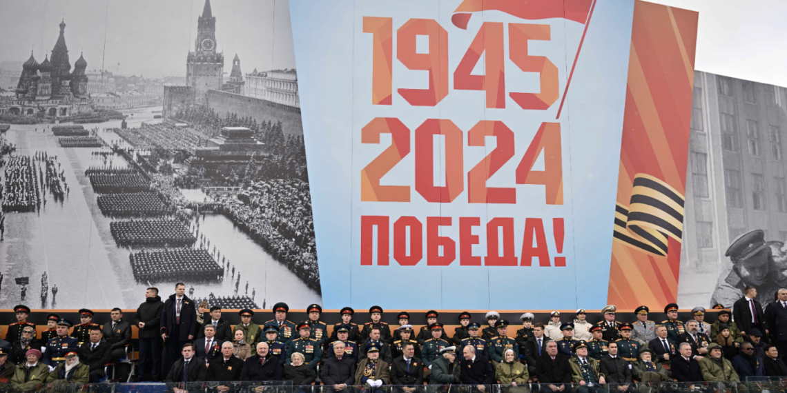 Токаев посетил военный парад в Москве по случаю Дня Победы