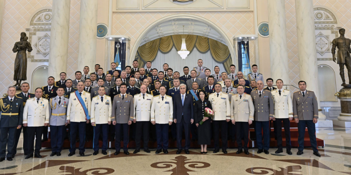 Токаев принял участие в церемонии вручения государственных наград, высших воинских и специальных званий, классных чинов
