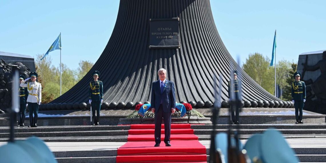 Токаев принял участие в церемонии возложения цветов к монументу «Отан Ана»