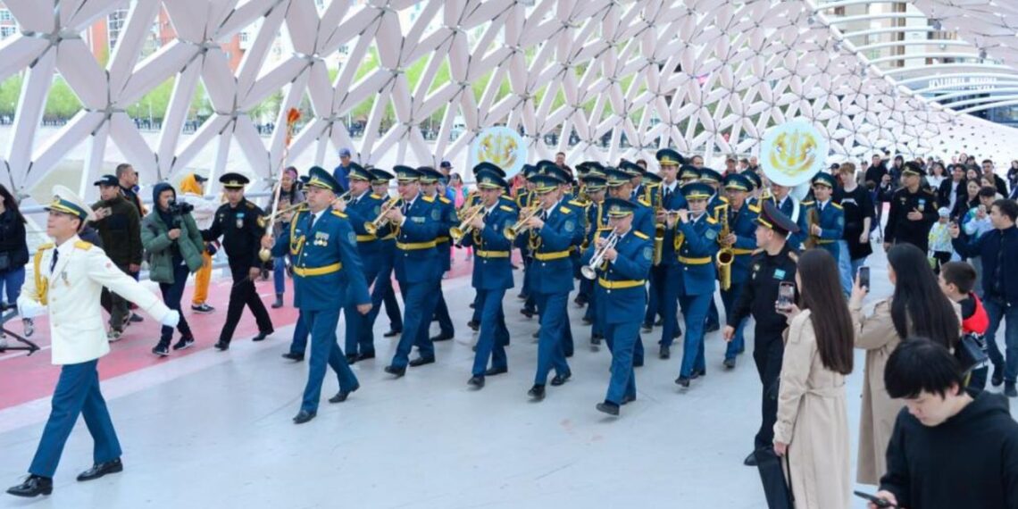В День защитника Отечества по набережной Астаны прошел военный оркестр