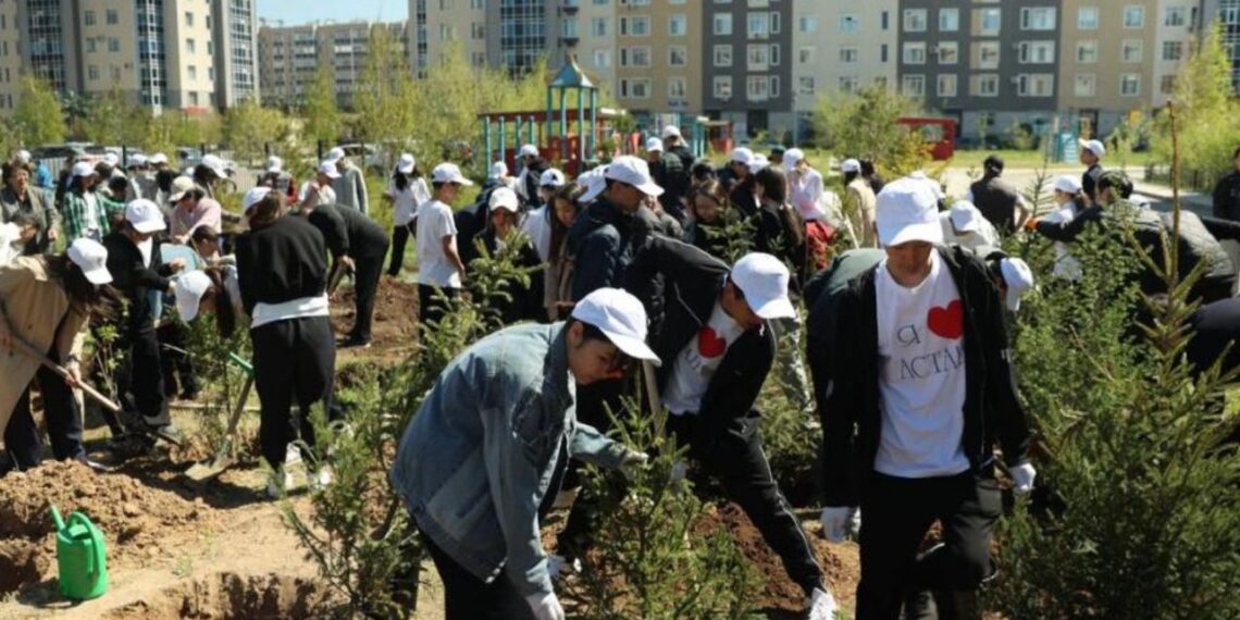 Свыше 180 тысяч выпускников школ Казахстана поучаствовали в озеленении страны