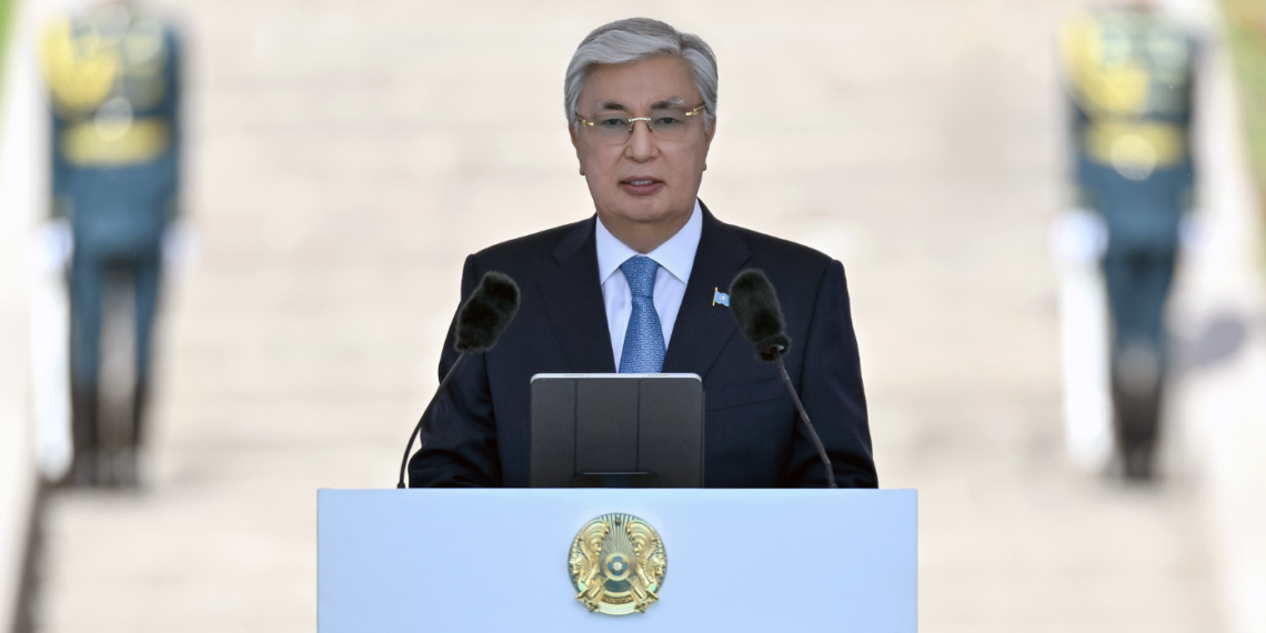 Глава государства принял участие в церемонии поднятия Государственного флага