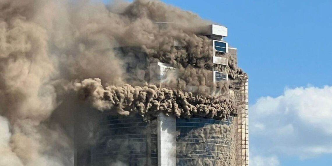 В казахстанской столице загорелся многоэтажный жилой дом