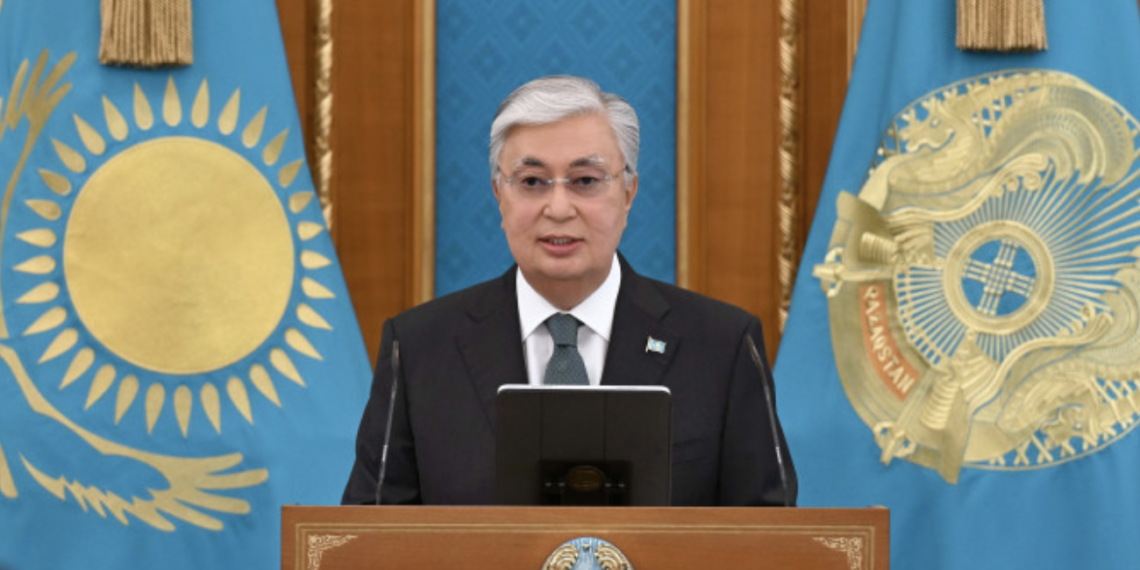 Токаев наградил граждан, принимавших активное участие в борьбе с паводками