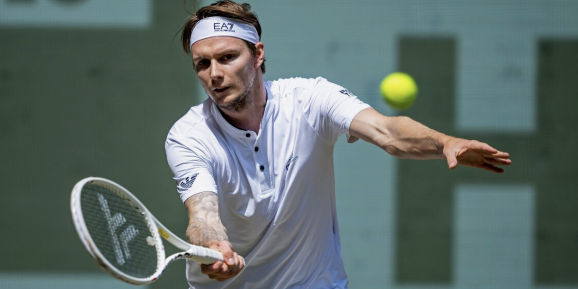 Теннисист Александр Бублик завершил участие на Уимблдоне