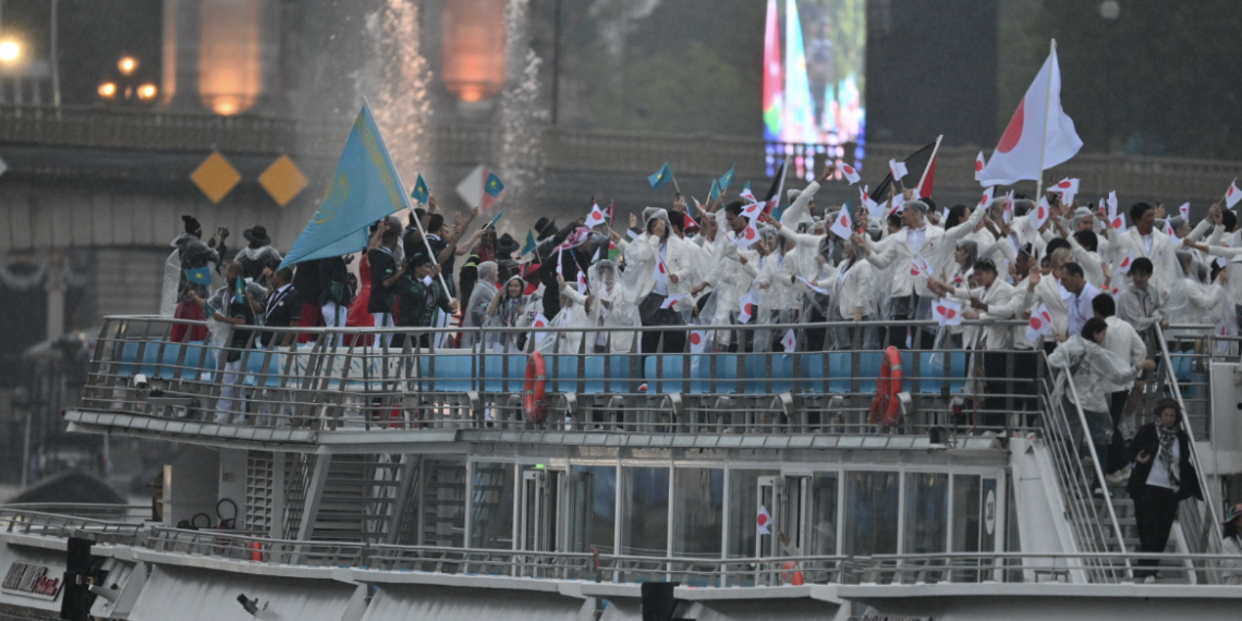 Сборная Казахстана приняла участие в параде спортсменов на открытии Олимпиады-2024