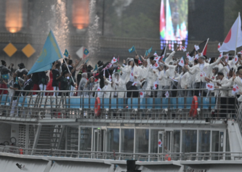 Сборная Казахстана приняла участие в параде спортсменов на открытии Олимпиады-2024