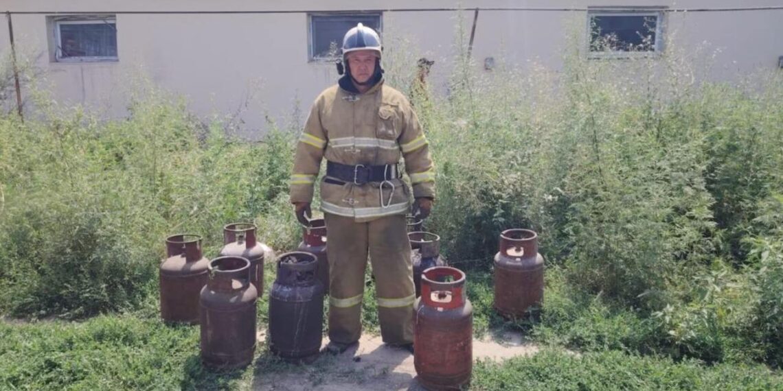 Алматинские спасатели вынесли из горящего дома 9 газовых баллонов