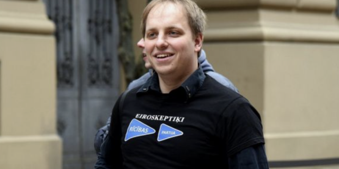 Политический блогер из Латвии вместе с дочерью попросил убежище в России