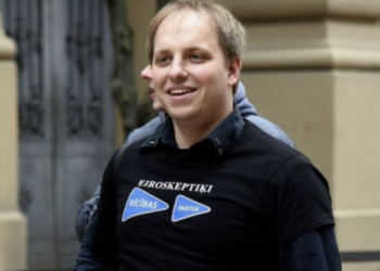 Политический блогер из Латвии вместе с дочерью попросил убежище в России