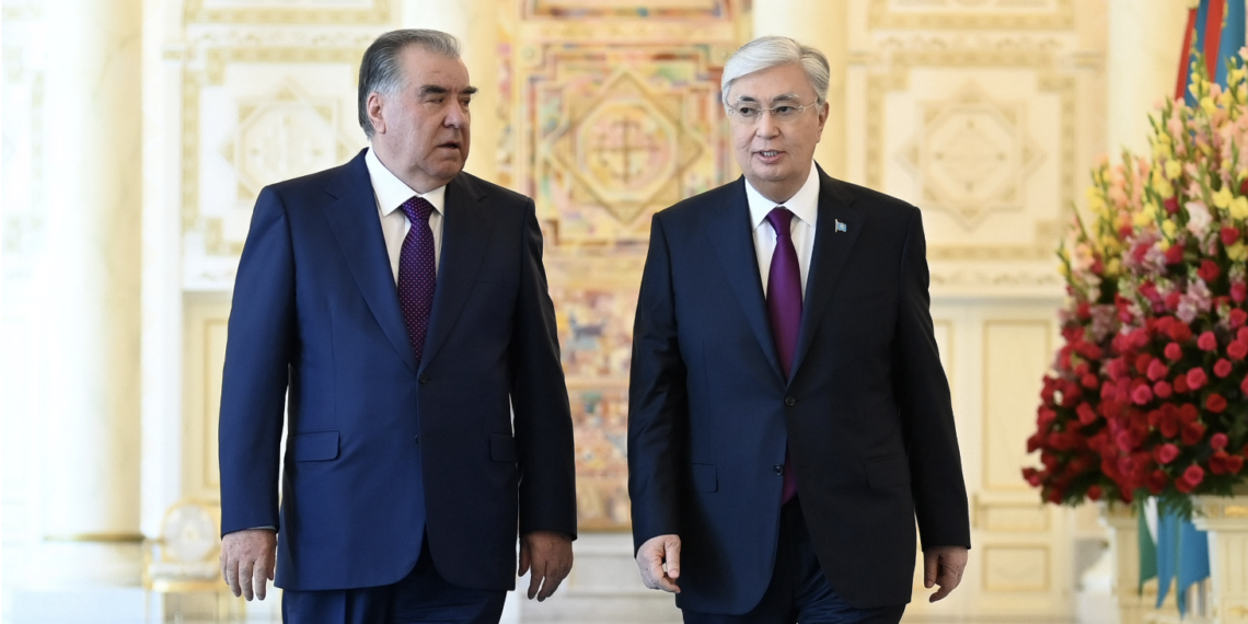 Глава государства провел встречу с Президентом Таджикистана