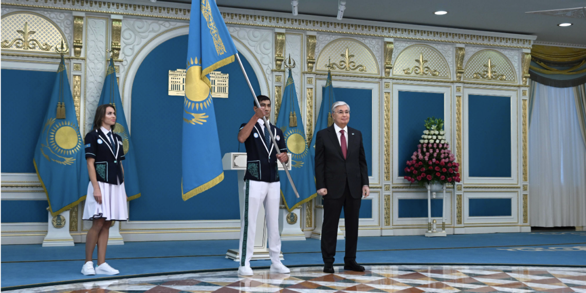 Касым-Жомарт Токаев вручил Государственный флаг участникам ХХХІІІ летних Олимпийских игр