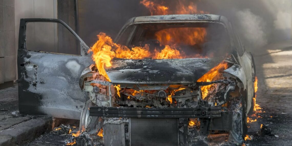 Житель города Астаны героически спас троих детей из горящего автомобиля