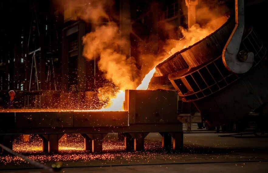 В результате ЧП на карагандинском ферросплавном заводе пострадало восемь человек